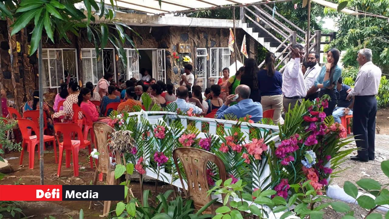 Parents, proches et amis sont venus rendre un dernier hommage à la victime. Meurtre à Ville-Bague