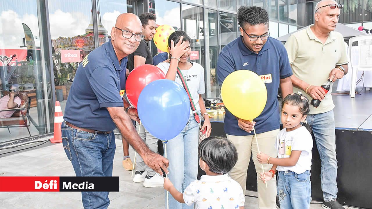 Les enfants ont été gâtés : des animateurs leur ont offert des ballons colorés, pour leur plus grand plaisir.