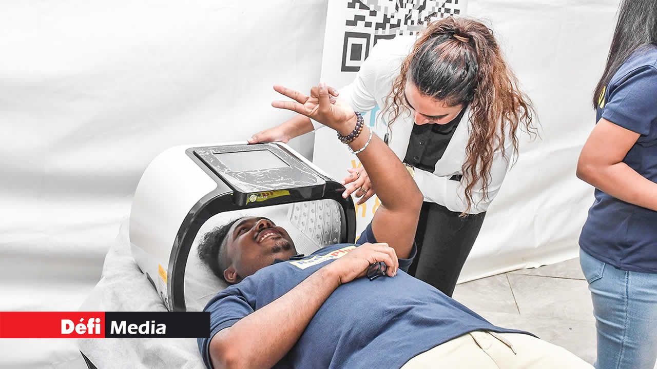 Notre animateur et technicien, Emilio, a voulu tester la thérapie LED pour resserrer et raffermir la peau du visage, proposée par Prana Skin & Laser Clinic.