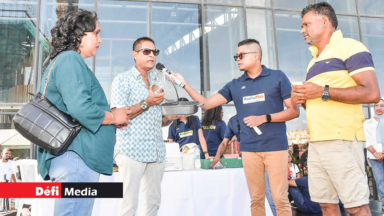 Le directeur de Master Deals, représentant de la marque Stoneline à Maurice, a remis un cadeau au couple Roshan et Brinda Gangaparsad, de Quartier-Militaire, pour sa prestation remarquée lors du concours de danse « sega » animé par Brandon et Ton Simon.