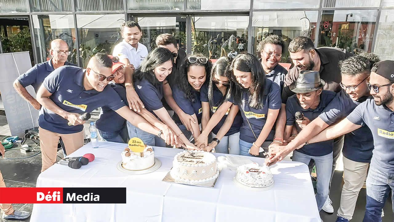 Photo de groupe des animateurs, animatrices et techniciens de la radio. Pour marquer l’occasion, trois gâteaux ont été coupés.