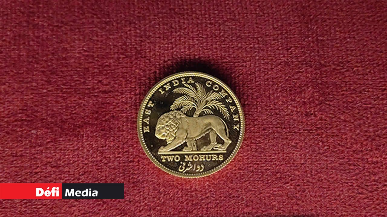 La pièce de Two Mohurs exposée au musée est considérée comme unique en raison de sa qualité de préservation exceptionnelle, sans aucune rayure, selon Ghirish Bissoon, le conservateur du musée. De plus, sa brillance est restée intacte à ce jour.