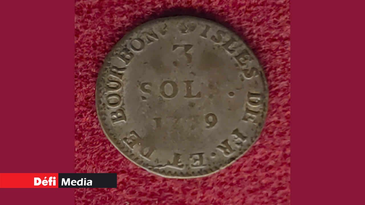 Une des pièces datant du règne de Louis XIV de 1779, destinée à l’île Maurice, alors connue sous le nom d’Ile de France, et Bourbon, aujourd’hui l’île de la Réunion.