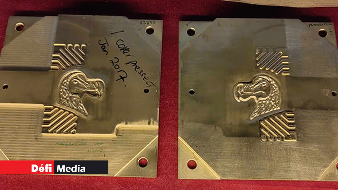 Des clichés en cuivre recto et verso pour les billets de banque devant être imprimés avec l’emblème du dodo en relief.