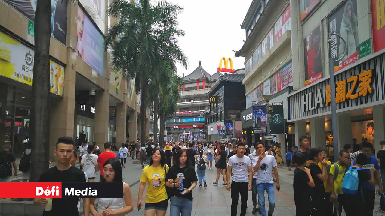 Pour le shopping, direction la rue piétonne Dongmen. On y retrouve les plus grandes marques internationales aux petites boutiques low-cost. Ce lieu est constamment bondé de touristes et de Chinois venus profiter des bonnes affaires. Shenzhen