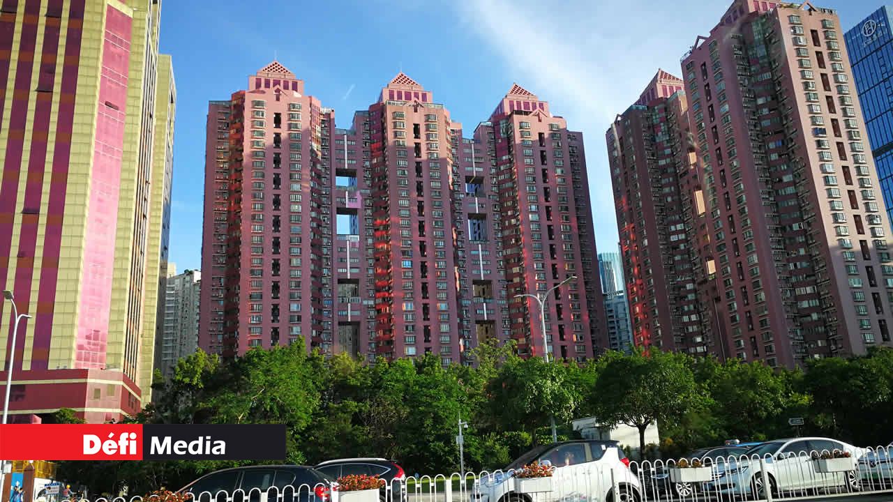 Shenzhen est l’une des villes les plus peuplés de Chine. La ville s’étend sur une superficie de 2020 Km2 et les bâtiments sont essentiellement à la verticale pour accommoder les bureaux et appartements pour plus de 20 millions d’habitants. Shenzhen