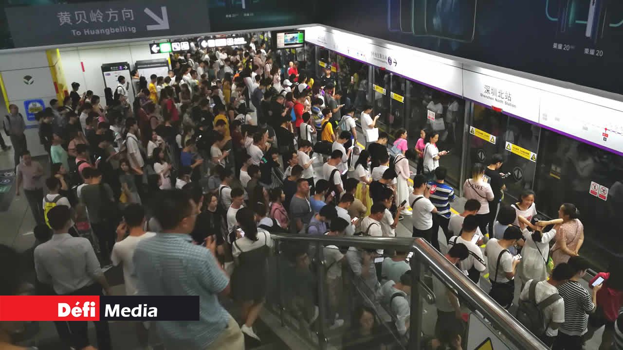 Le soir, après le travail, les centres commerciaux et restaurants grouillent de monde. Le climat est plus agréable pour sortir et profiter des attractions de la ville. Ici, la station de métro est bondée à 22 heures. Shenzhen