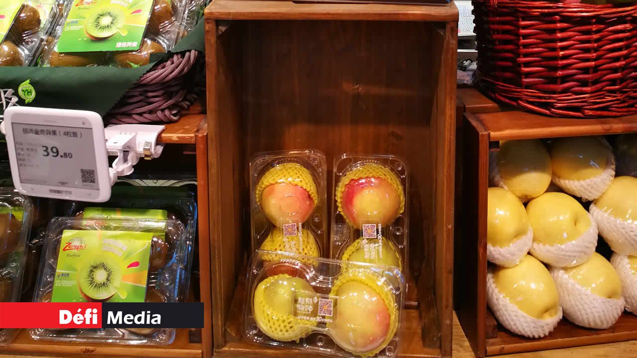 De nombreux commerces sont « cashless » à Shenzhen. Les paiements se font principalement par l’application WeChat. Ici, un supermarché qui permet aux clients de se servir et payer à travers leur Smartphone sans avoir à passer par une caisse. Shenzhen