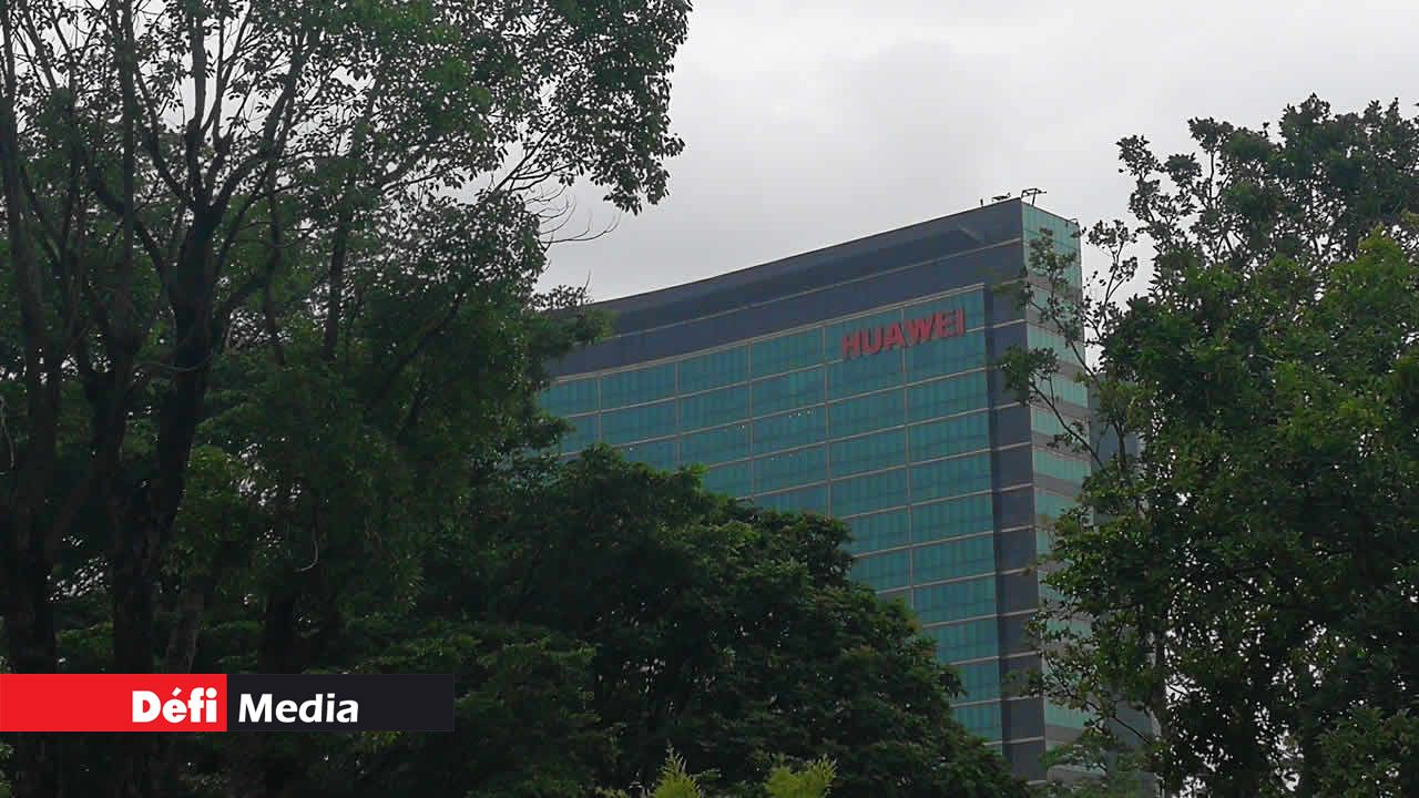 Shenzhen, c’est aussi là où se trouve le quartier général de Huawei, le géant de la technologie chinois. Huawei, c’est un village dans un village qui s’étale sur deux kilomètres carrés. Sur ses 180 000 employés, 30 000 sont basés sur le campus de Shenzhen. Shenzhen