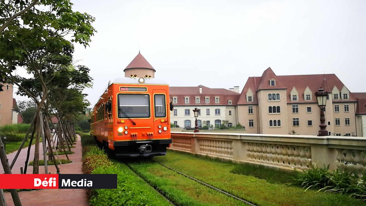 Et depuis peu, Huawei s’est doté d’un nouveau campus à Dongguan, situé à une heure de route au nord de Shenzhen. Il s’agit d’un village impressionnant doté de nombreux bâtiments représentants les villes européennes. D’ailleurs, la navette de ce campus est un train rouge venu tout droit de Suisse. Shenzhen