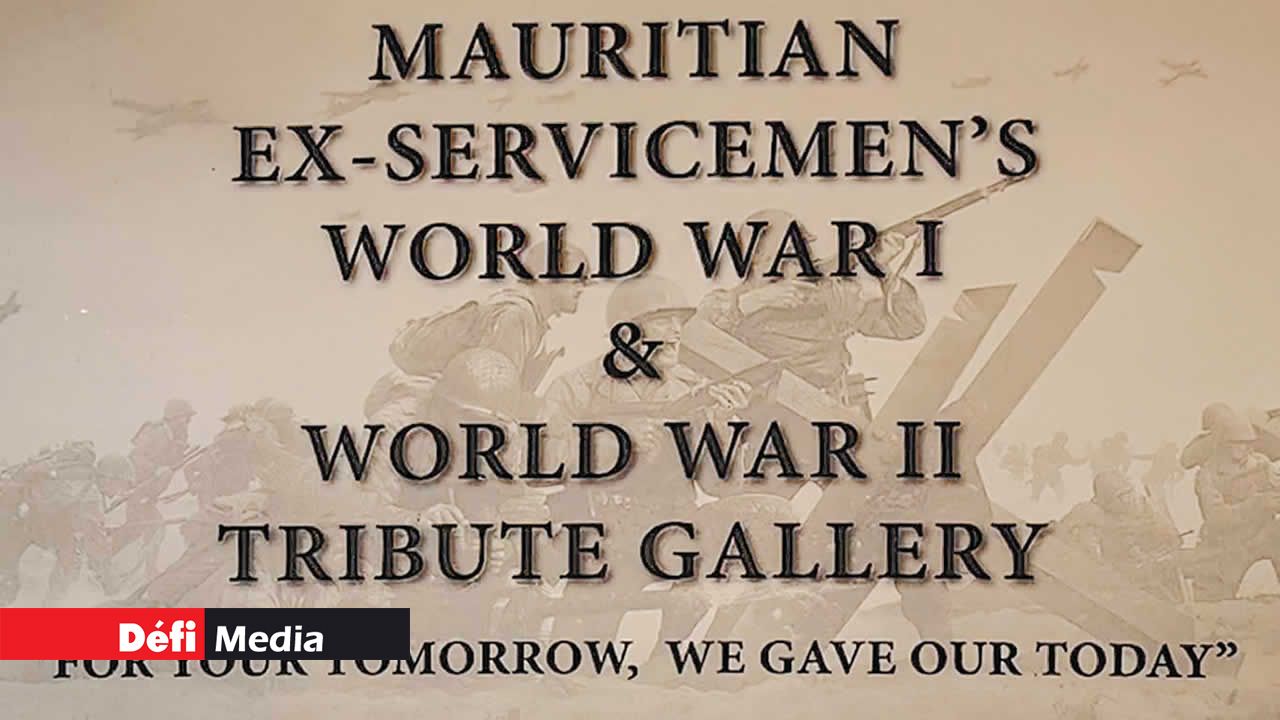 À l’entrée du musée, un panneau indique la galerie dédiée aux anciens combattants des Première et Seconde Guerres mondiales.