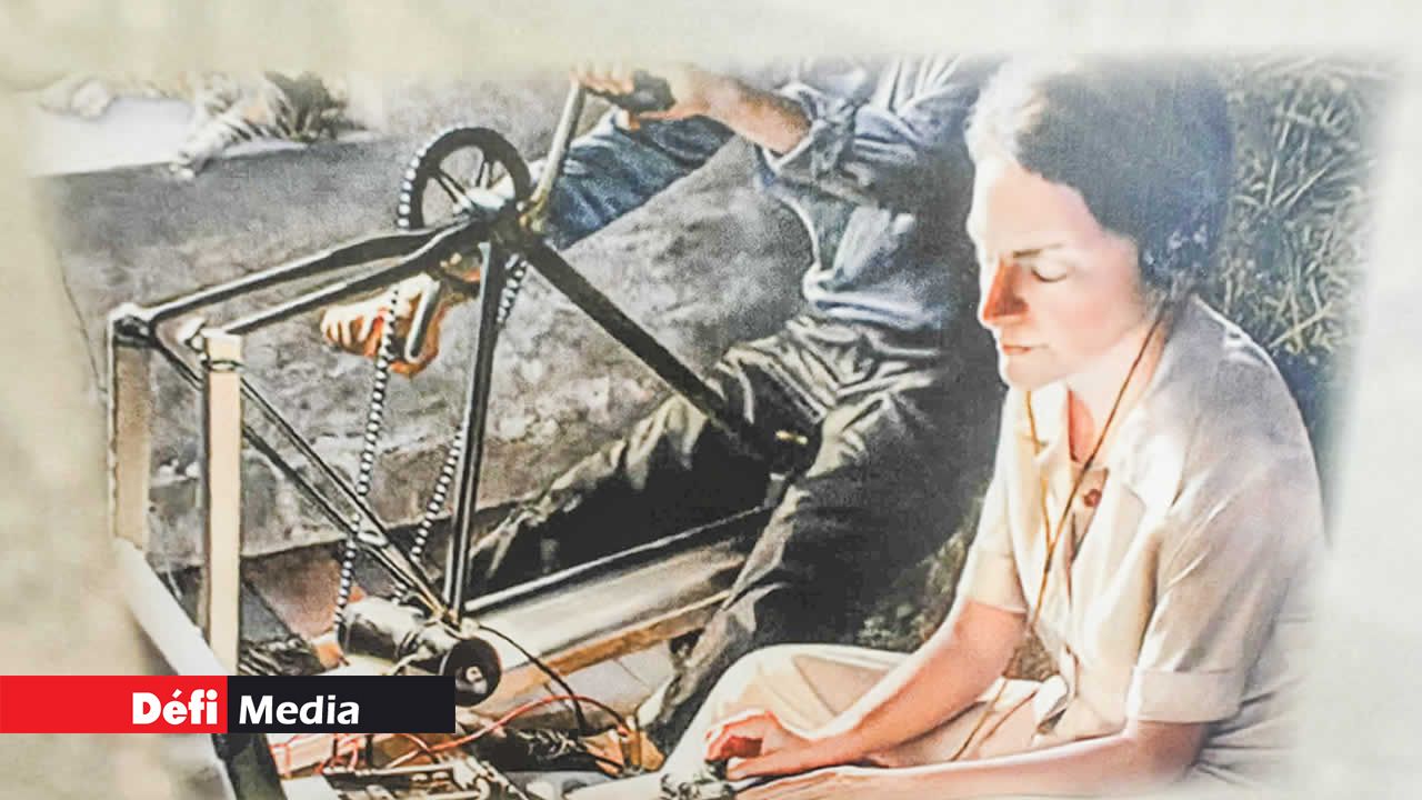 Une espionne alliée utilisait une dynamo de bicyclette pour alimenter une radio.