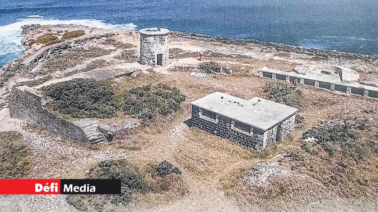 Pendant la Seconde Guerre mondiale (1939-1945), l’île de la Passe revêtait une importance vitale pour le contrôle de Grand-Port, abritant une batterie lourde qui surveillait l’entrée du canal et contrôlait le passage vers le lagon intérieur protégé. Environ 100 soldats mauriciens étaient stationnés sur l’île de la Passe pendant cette période.