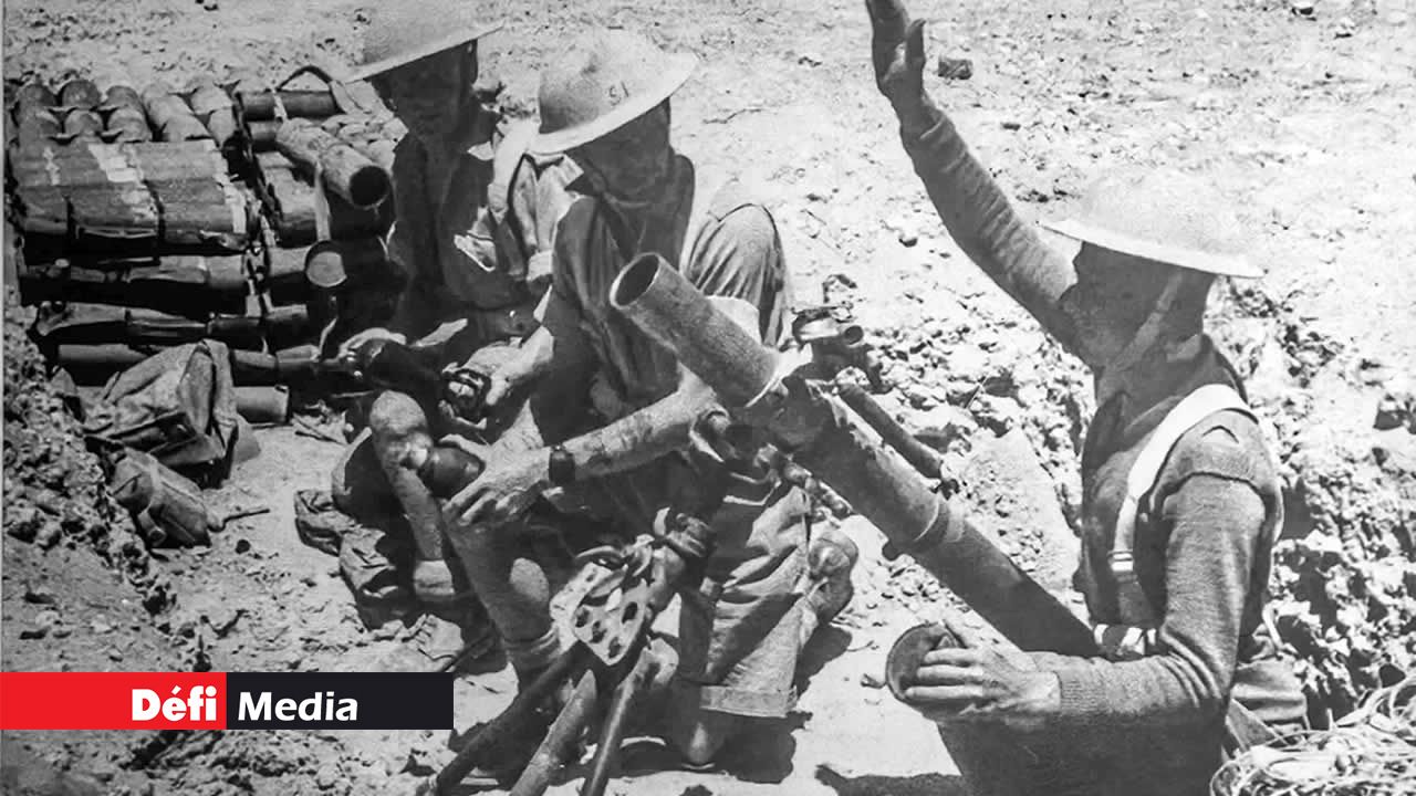 Un soldat britannique dans un abri de mortier en Égypte.