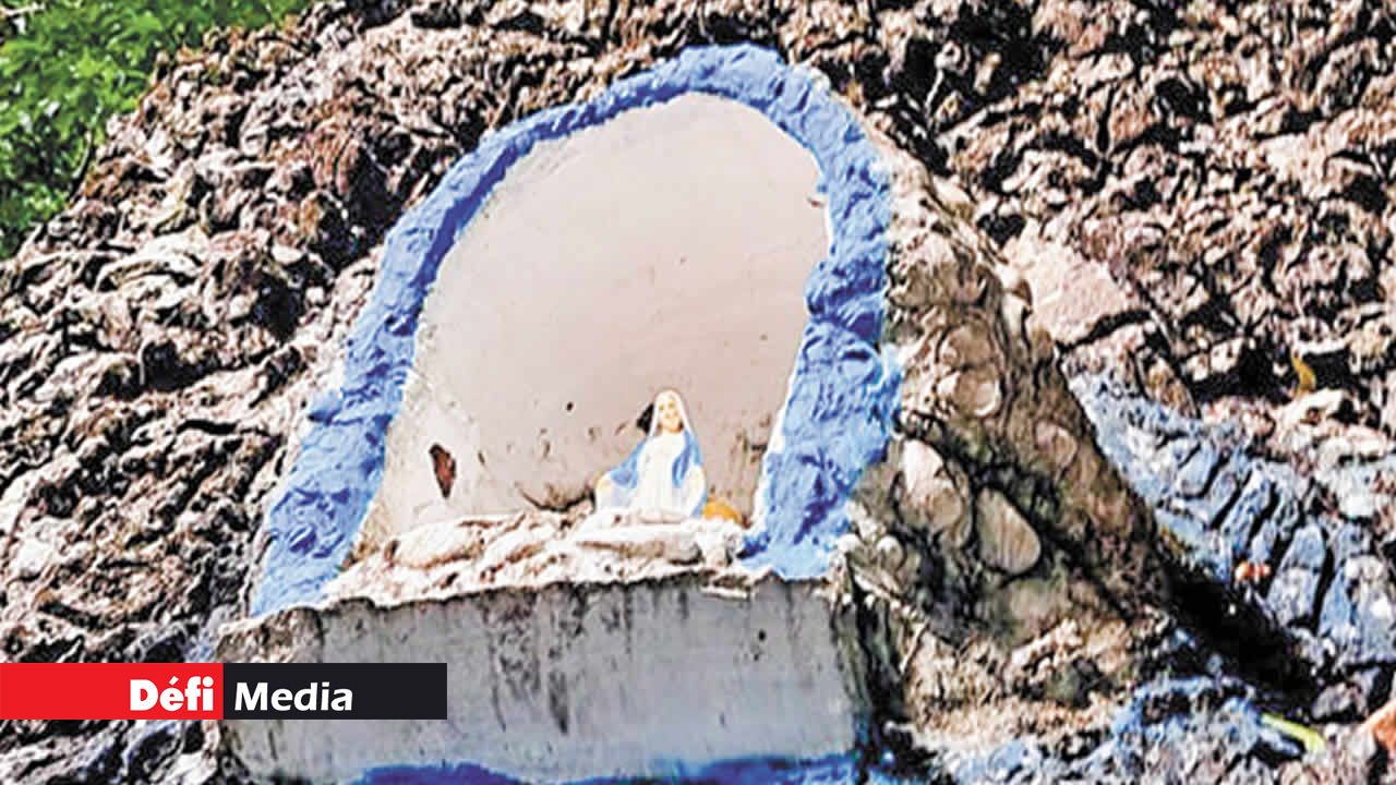 La Vierge Marie dans sa grotte de pierre.