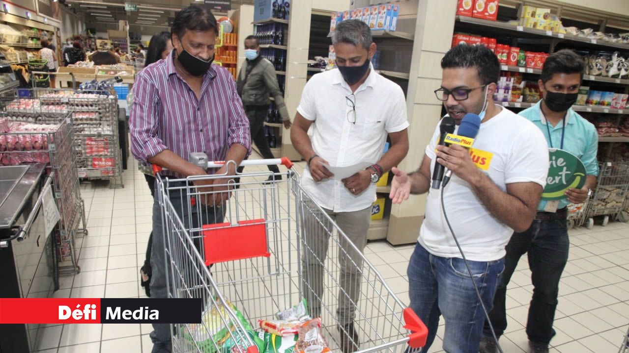 Dans le cadre du 20e anniversaire de Radio Plus, Nazeer Abdoola a eu une minute additionnelle pour remplir son caddie avec le maximum de denrées.