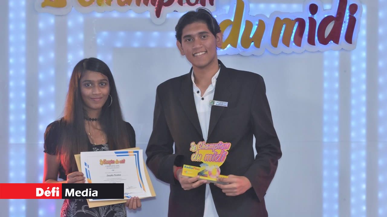 Deepika Purahoo n’est pas repartie les mains vides. Elle a reçu un coffret bijoux offert par Adamas, un « wireless lamp charger », un gift pack offert par Radio Plus, un T-shirt offert par Peace Angels, un voucher de Rs 500 chez KFC, un voucher de Rs 1 000 offert par Allsports, une entrée gratuite et une visite à la Vallée des Couleurs Nature Park pour deux personnes offertes par Sunzee Holidays et deux billets d’entrée au cinéma MCine.