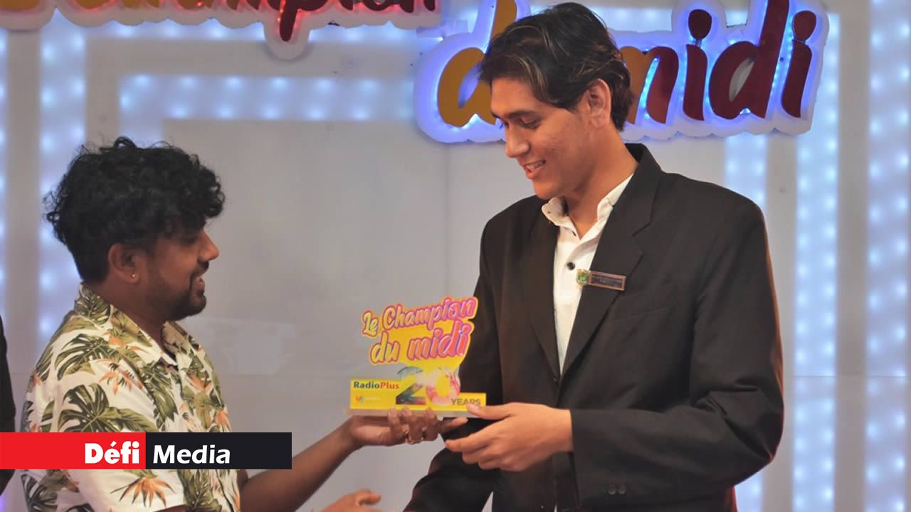 Le gagnant recevant son trophée des mains de Venen Coolen, directeur d’antenne de Radio Plus.