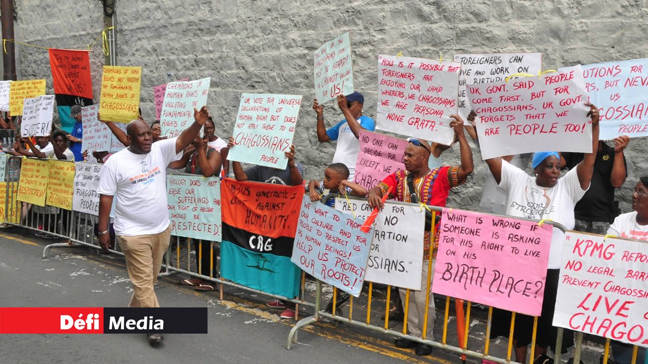 Les Chagossiens manifestant dans les rues de Port-Louis.