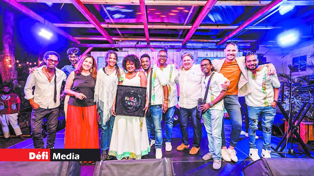 Vincent Desvaux de Marigny, CEO du groupe Attitude, le jury et les grands gagnants, Amy Rachel and the Soldiers.