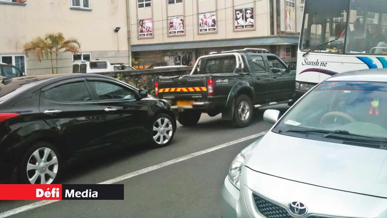 Cafouillage devant un poste de police