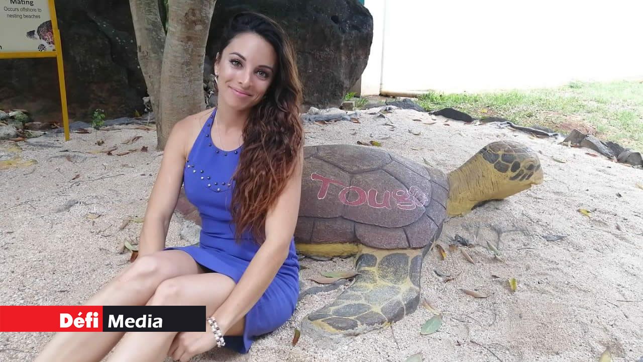Noémie Barragan devant la sculpture de Touga. Aquarium de Maurice
