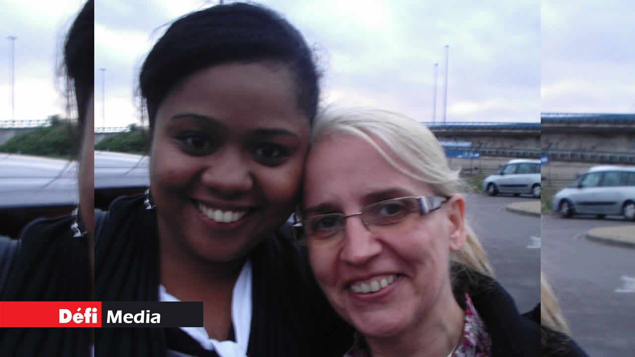 Anne Fromont et Melissa Leber, en Belgique, ont confectionné un sapin en papier. Noël