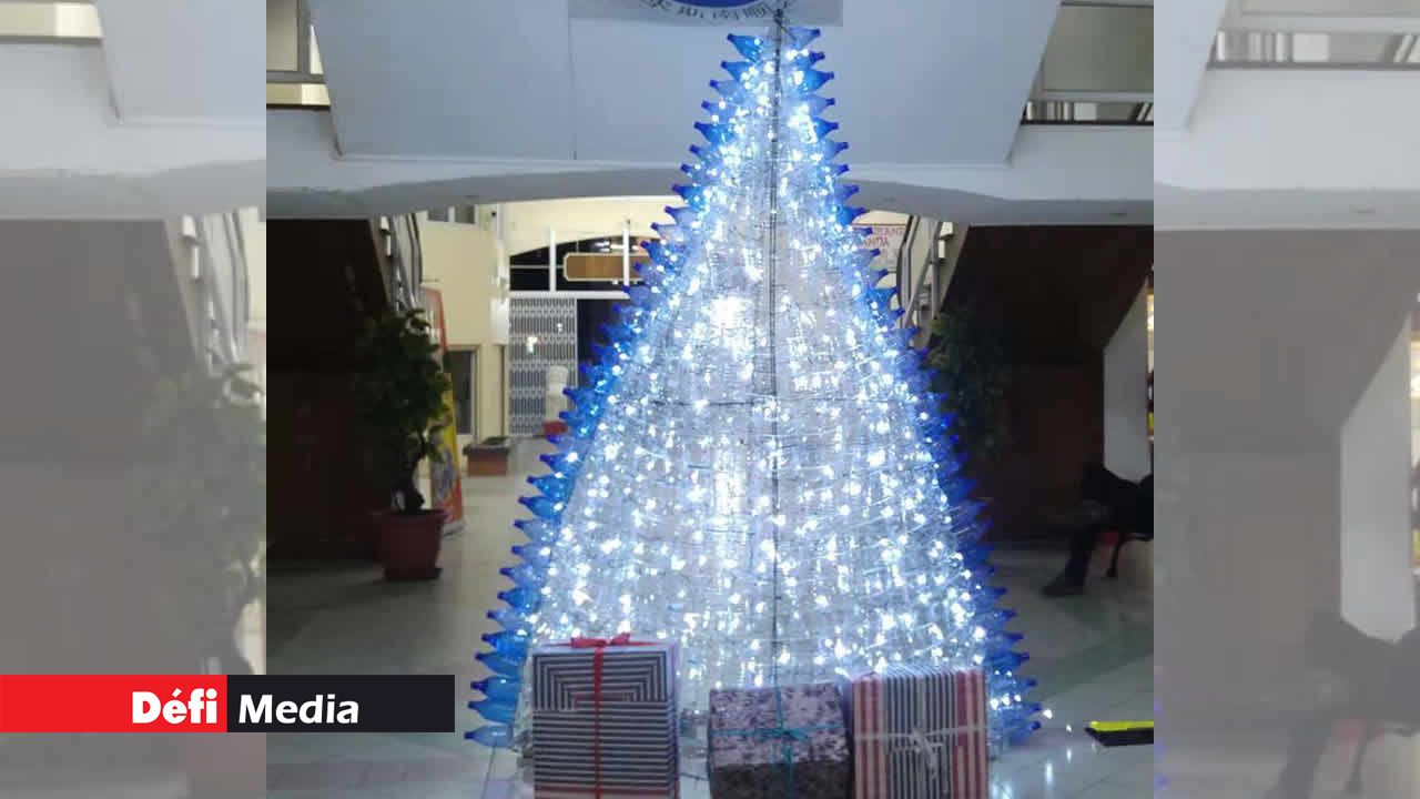L'arbre de bouteilles en plastique ne passe pas inaperçu à Chinatown. Noël