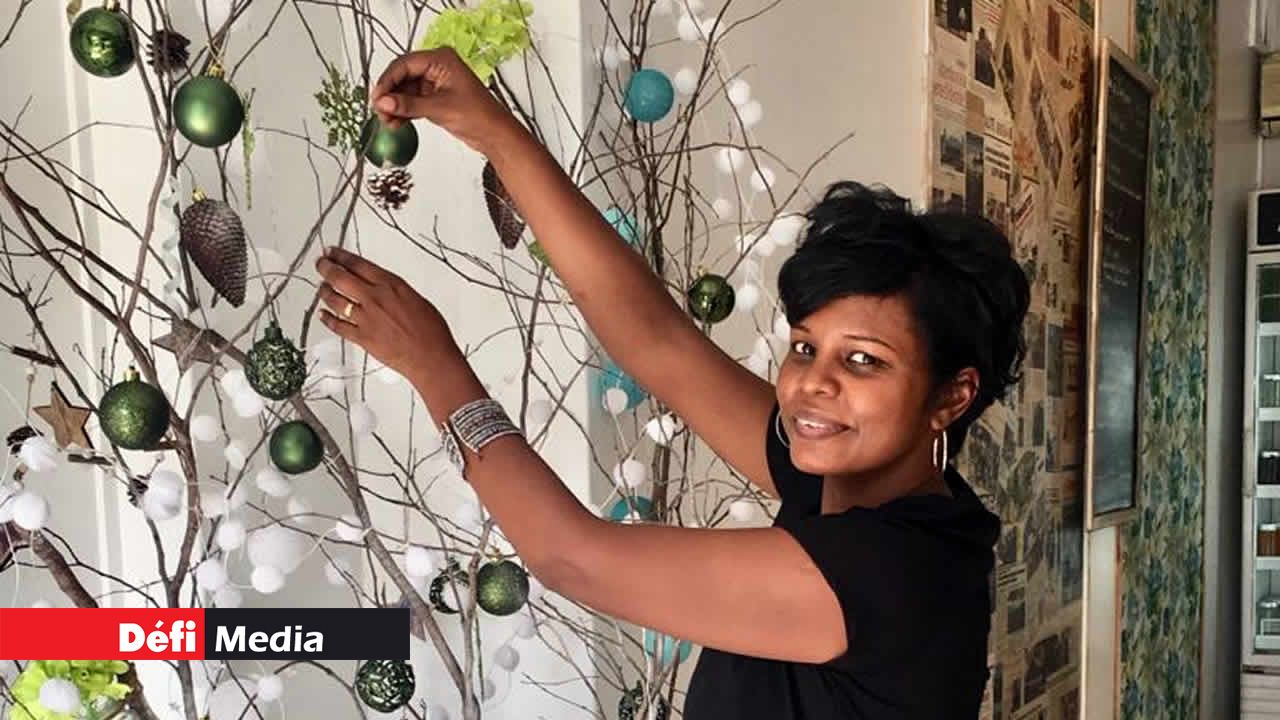 Brinda Argendra Gil a réalisé un sapin à partir d'une branche morte. Noël