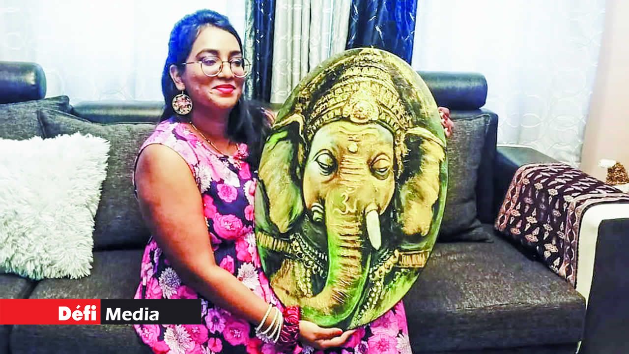 Reemesha circule entre plusieurs univers : réalisme, abstraction, mixed media, résine, art texturé.