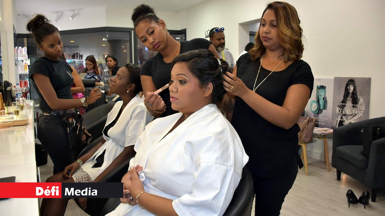 Les mariés se sont fait chouchouter par Allure Coiffure et Raya Cosmetics. Aurélie, Didier, Avinash et Shiksha se disent oui
