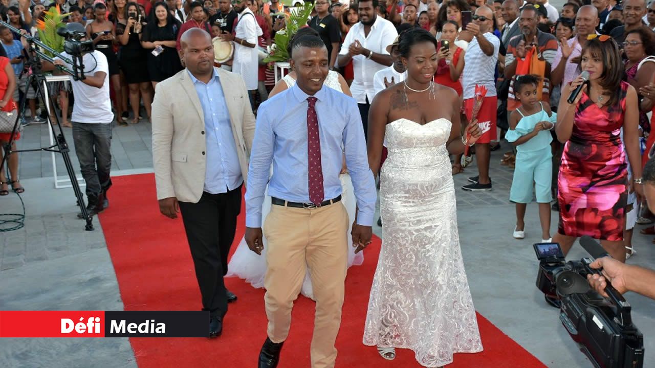 Instant magique à leur arrivée sur l’esplanade du Port-Louis Waterfront en carrosse. Aurélie, Didier, Avinash et Shiksha se disent oui