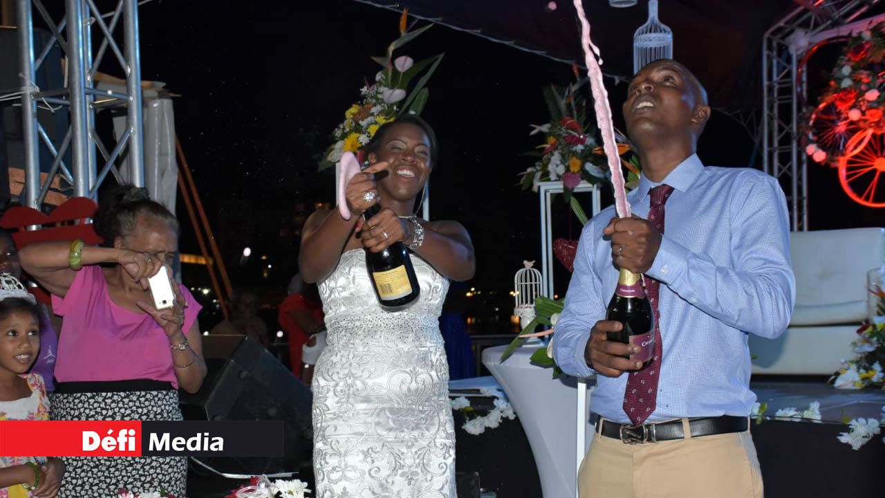 ... et Aurélie et Didier Sansouci, les heureux mariés. Aurélie, Didier, Avinash et Shiksha se disent oui