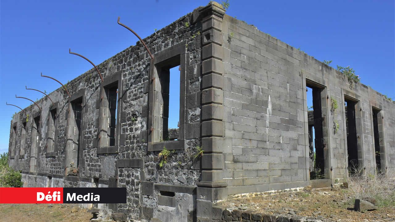 Si ce bâtiment en pierres a résisté au temps, son toit a eu moins de chance… Balade