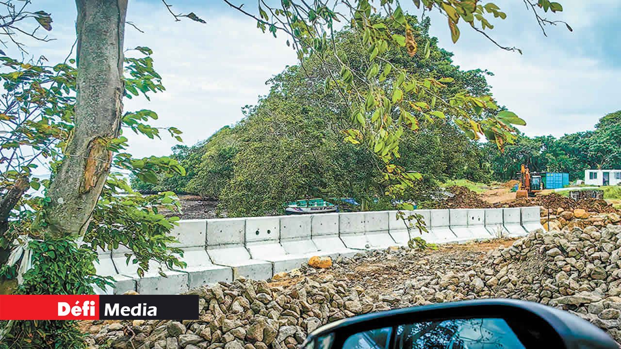 Le village côtier de Quatre-Sœurs jusqu’à Anse-Jonchée a subi un relooking de grande envergure. Un long parcours de santé en béton et en roches a été aménagé pour les habitants du littoral du Sud-Est, remplaçant complètement les plages.