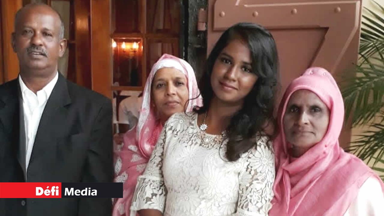 Nadiya Jaunbocus en compagnie de son père et de sa grand-mère (à dr.).