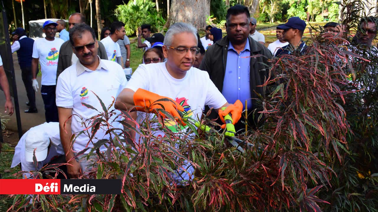 Pravind Jugnauth au Jardin botanique de Pamplemousses élaguant des arbustes. Moris nou zoli pei