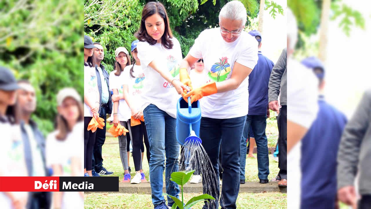 Les Jugnauth procédant à la mise en terre d’une plante médicinale. Moris nou zoli pei
