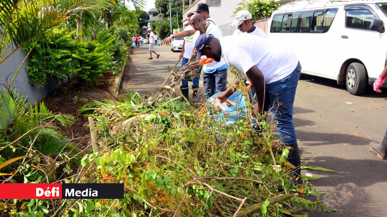 Des habitants de Montagne Ory nettoyant les rues de leur village. Moris nou zoli pei