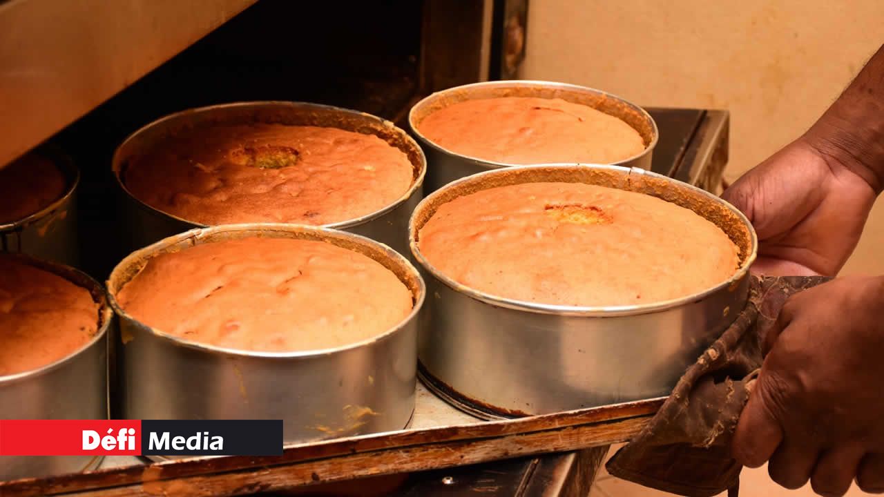 La chaleur du four a transformé la pâte en de magnifiques gâteaux dorés, leur surface croustillante cachant une douceur moelleuse à l’intérieur.