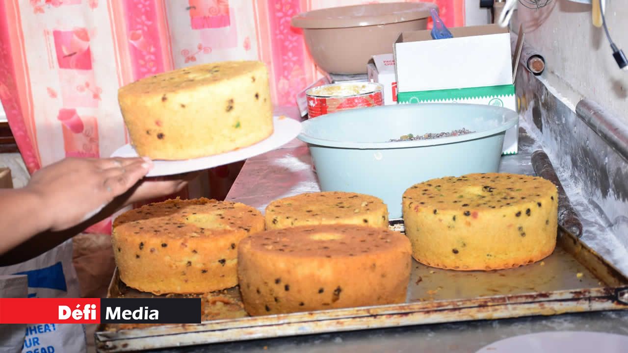 Les gâteaux rayonnent de chaleur, attendant patiemment de refroidir à l’air libre avant leur transformation finale.