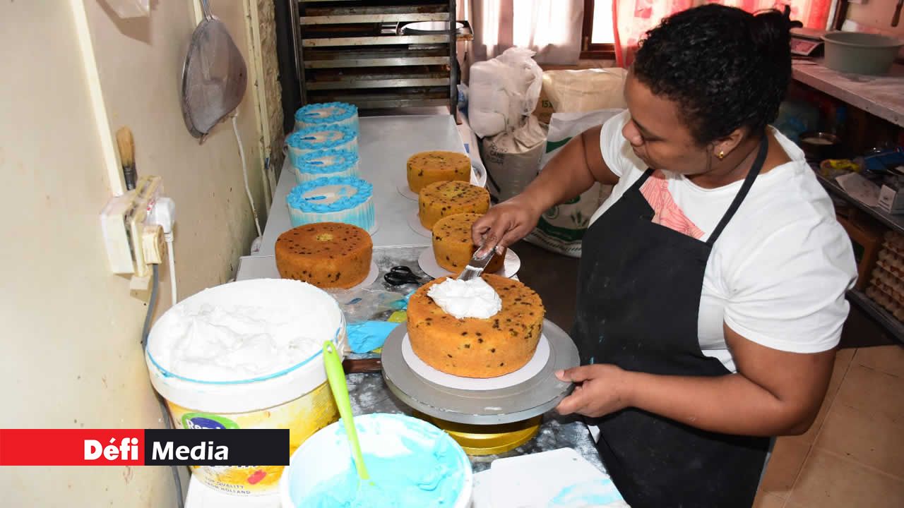 Un doux voile de crème, appliqué avec expertise, enveloppe chaque gâteau, ajoutant une touche de douceur et de délice.