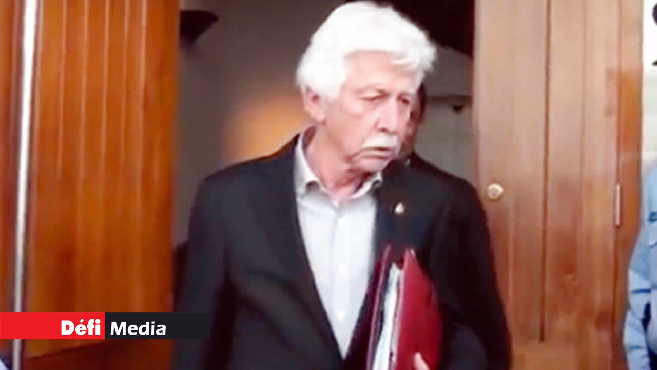 Paul Bérenger à sa sortie du Bâtiment du Trésor, vendredi.