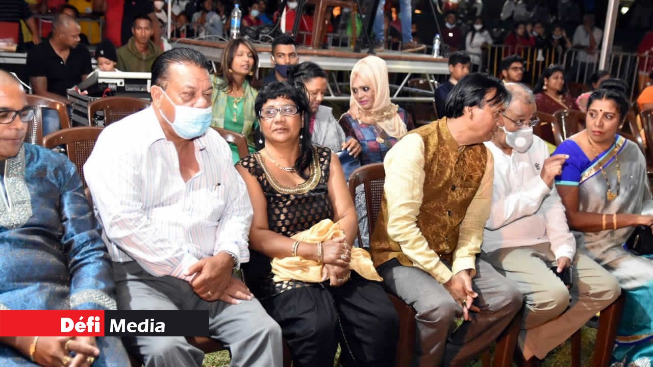 Présence remarquée du vice-président de la République, Eddy Boissézon, du maire de Vacoas/Phoenix et des députés de la région. Divali