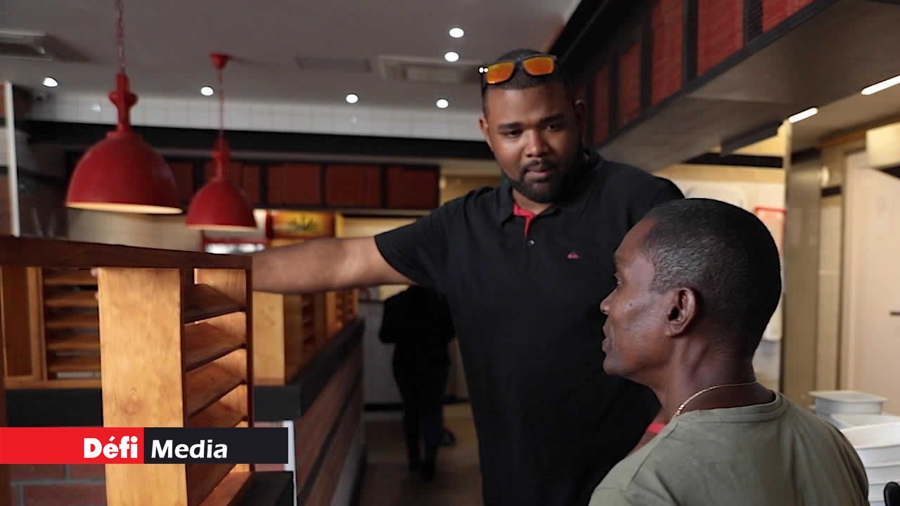 À gauche, Yannick Azor, le réalisateur de la vidéo « Ti Fourmi » et Ton Simon. Ti Fourmi