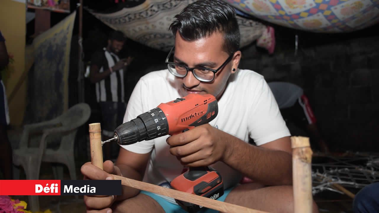 Assemblage des pièces maîtresses pour faciliter la portée du « kanwar ». Maha Shivaratri
