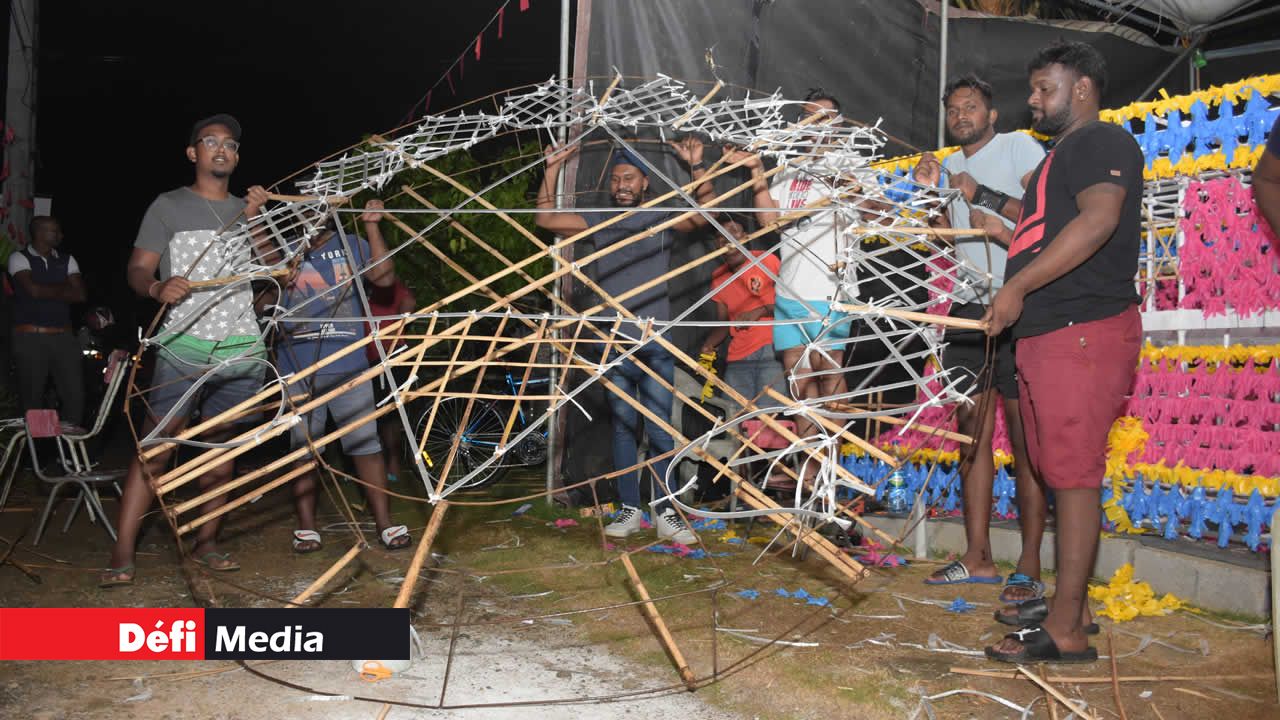 Tous collaborent main afin de construire le « kanwar » qu’ils porteront au lac sacré. Maha Shivaratri