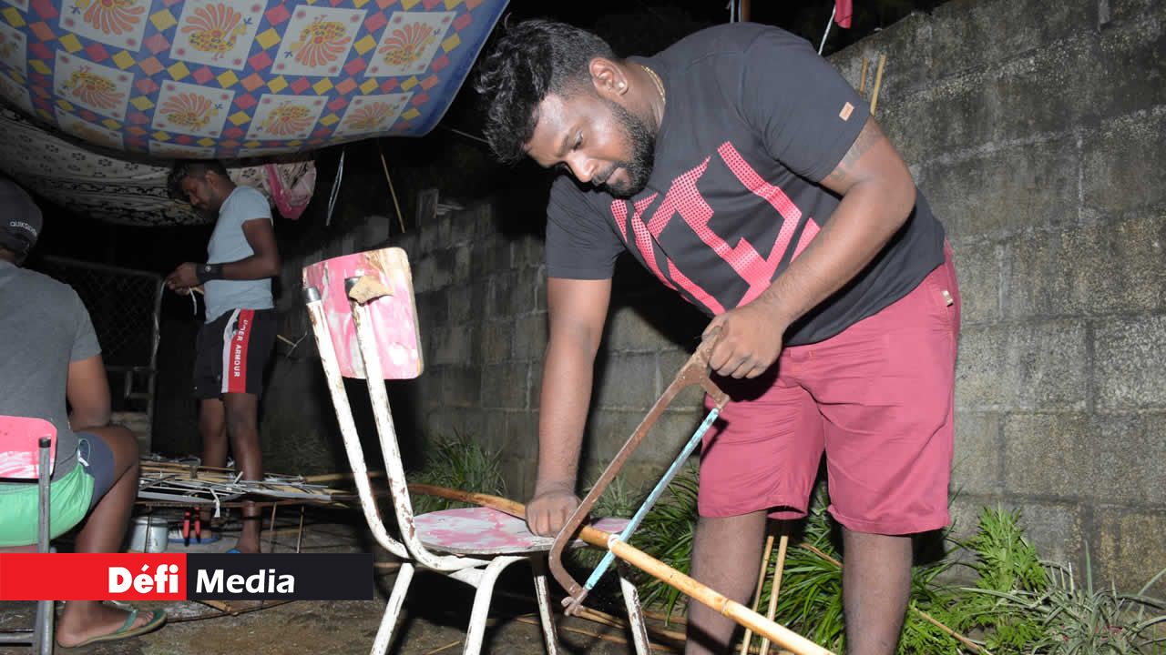 Tout commence par la découpe des matériaux nécessaires pour la construction de la base de soutien du « kanwar ». Maha Shivaratri