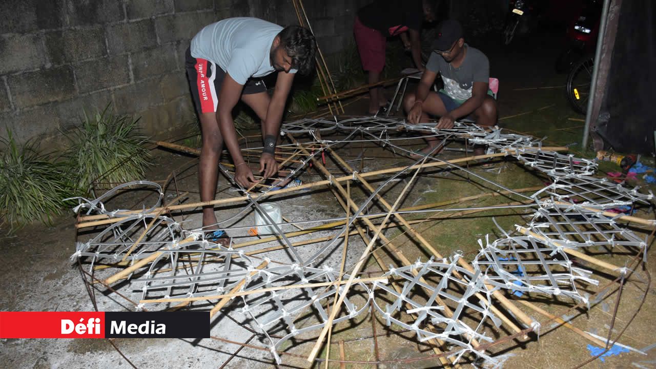 Vérification et derniers ajustements de la base de soutien. Maha Shivaratri