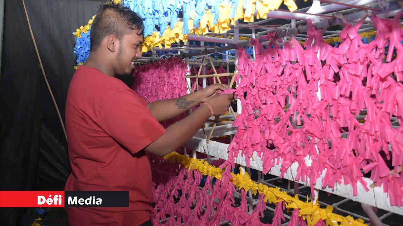 Le « kanwar » est orné de plastique multicolore. Maha Shivaratri